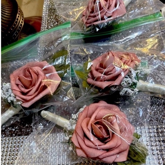 4 bouquets and 4 boutonnières - Picture 8 of 8